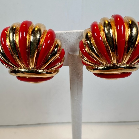 Vintage St. John gold tone red enamel shell clip on earrings - Picture 9 of 9